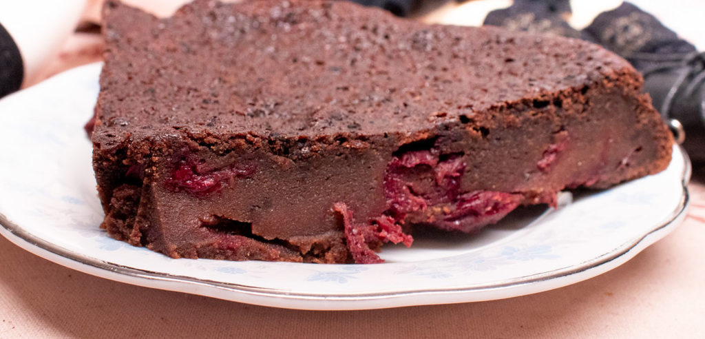 Brownie to najlepsze i najszybsze rozwiązanie gdy potrzebujesz ciasto na już. W tym artykule powiemy jak upiec brownie z wiśniami 