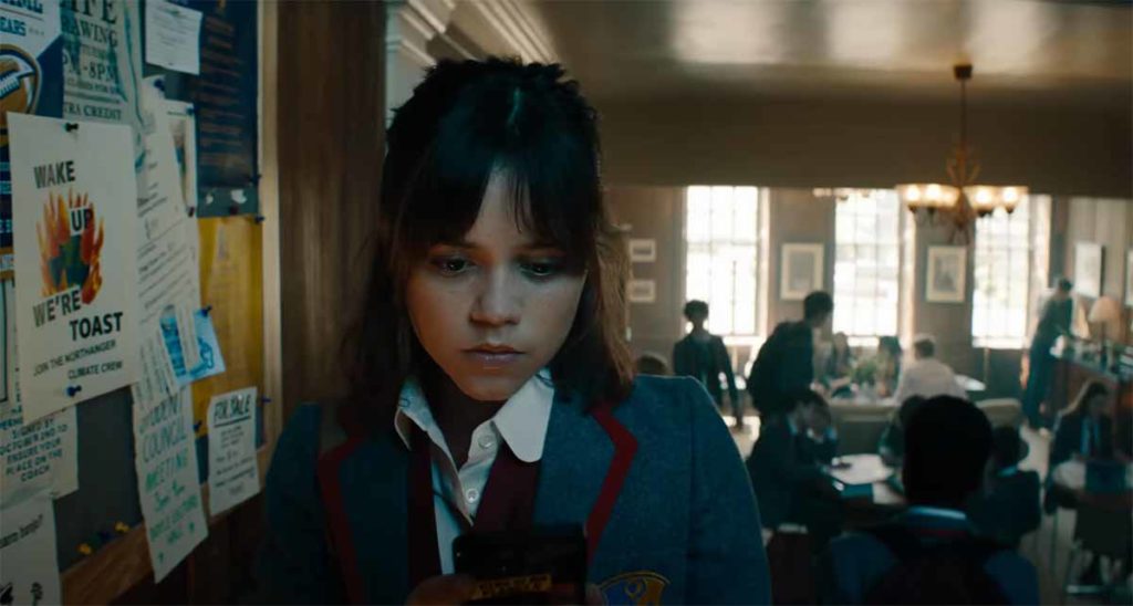 Jenna Ortega jako Astrid