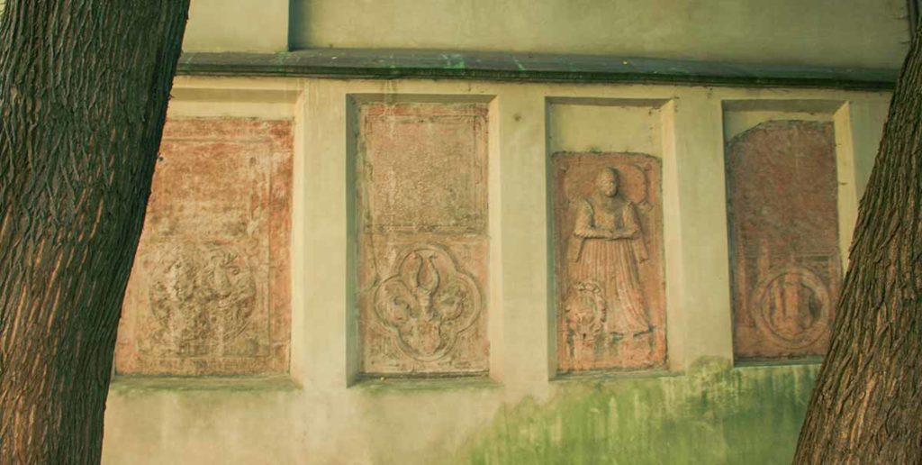 Nagrobne płyty w murach kościoła św. Stefana
