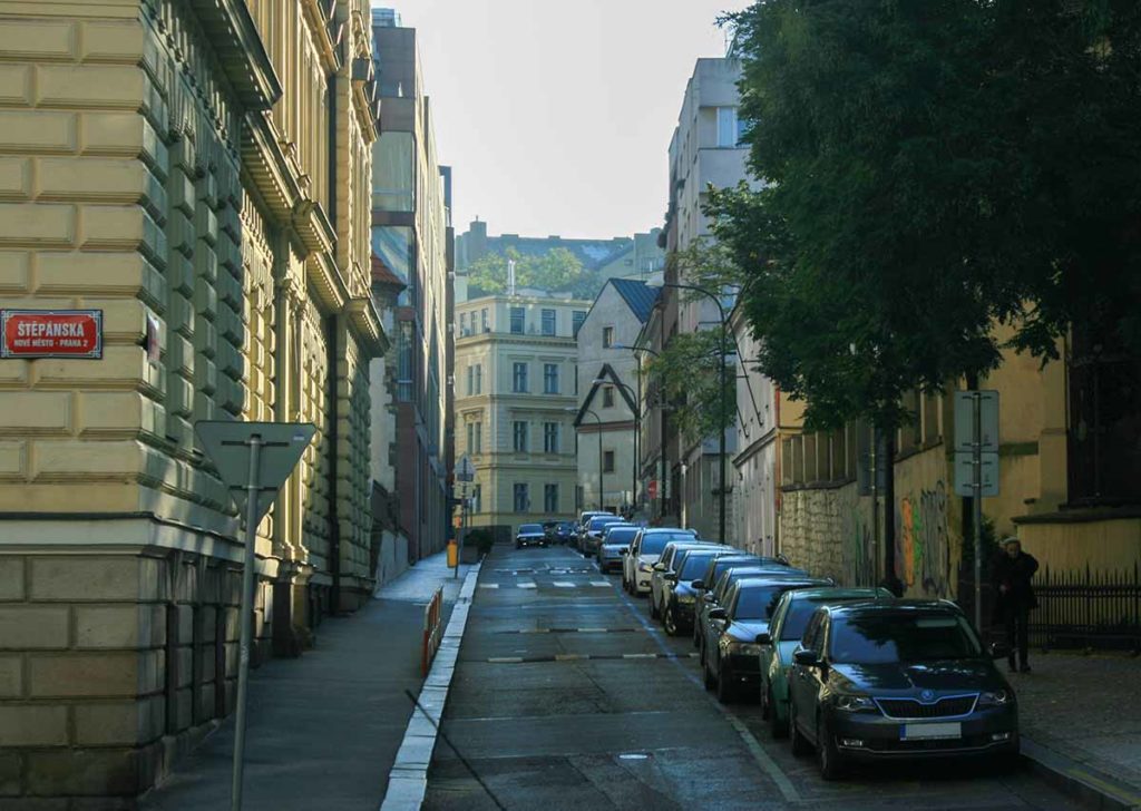 Widok na skrzyżowanie ulic V Tůních oraz Na Rybníčku