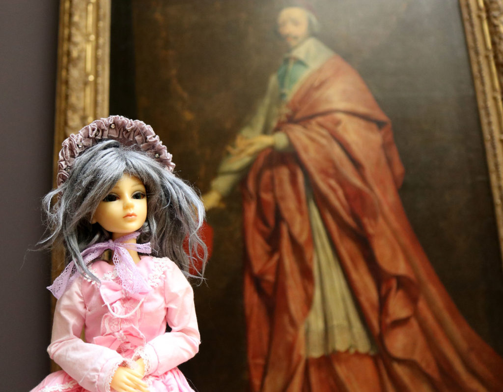 Авторка блогу на тлі потрета кардинала Рішельє