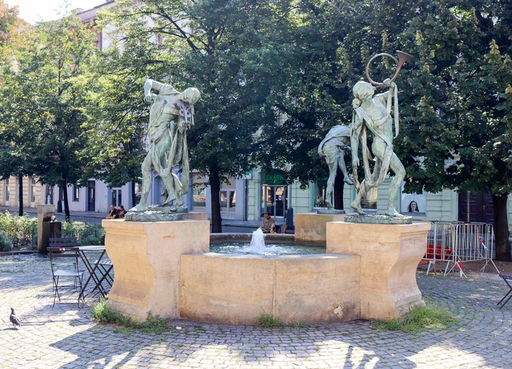 Fontanną i rzeźbą „Tańczący Muzycy”