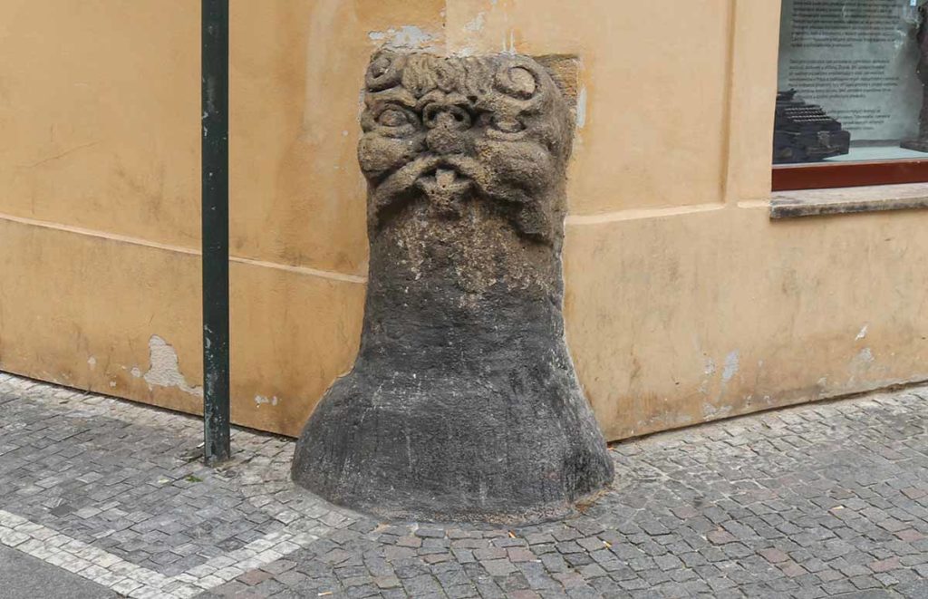 Стовпчик біля кам'яниці U Sladkých