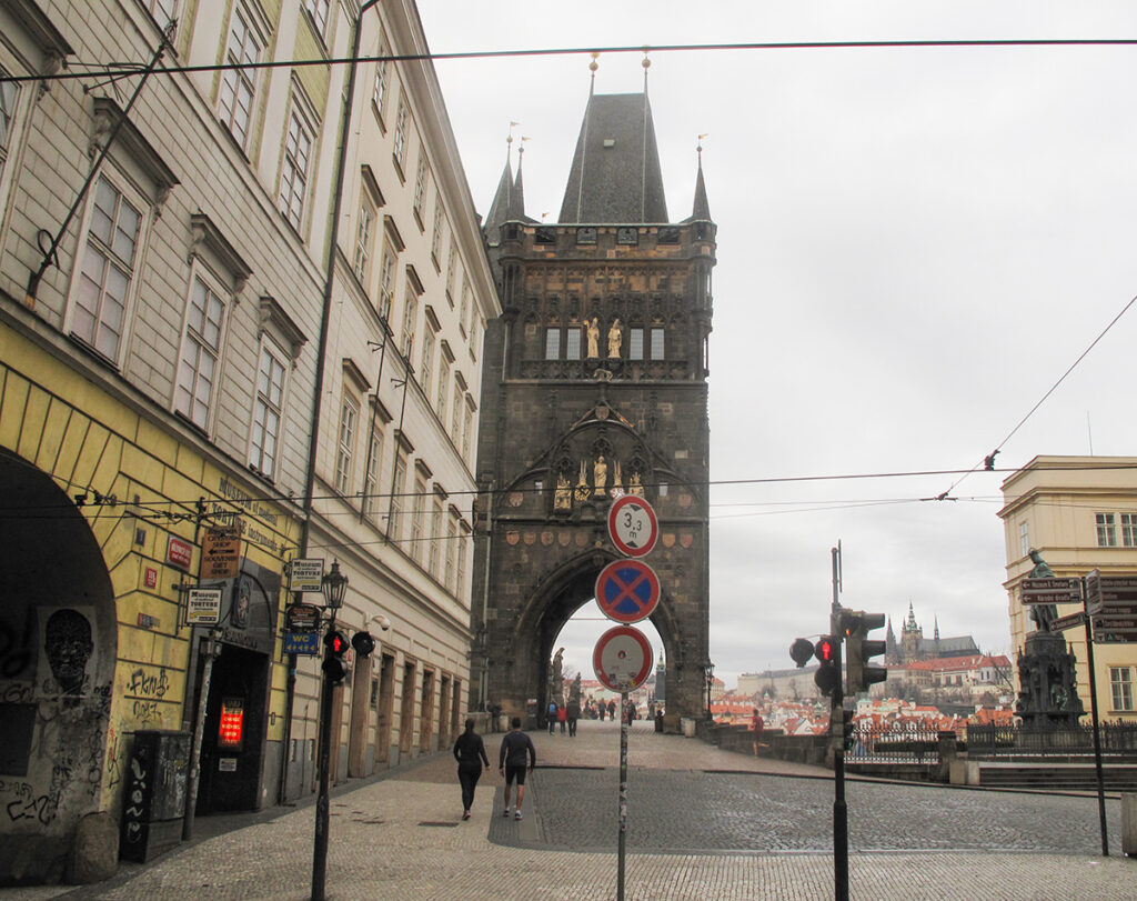 Pałac Colloredo-Mansfeldów – lewa strona ulicy