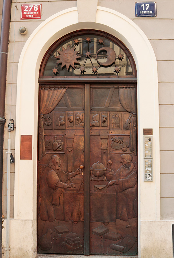 Металеві двері кам'яниці 17