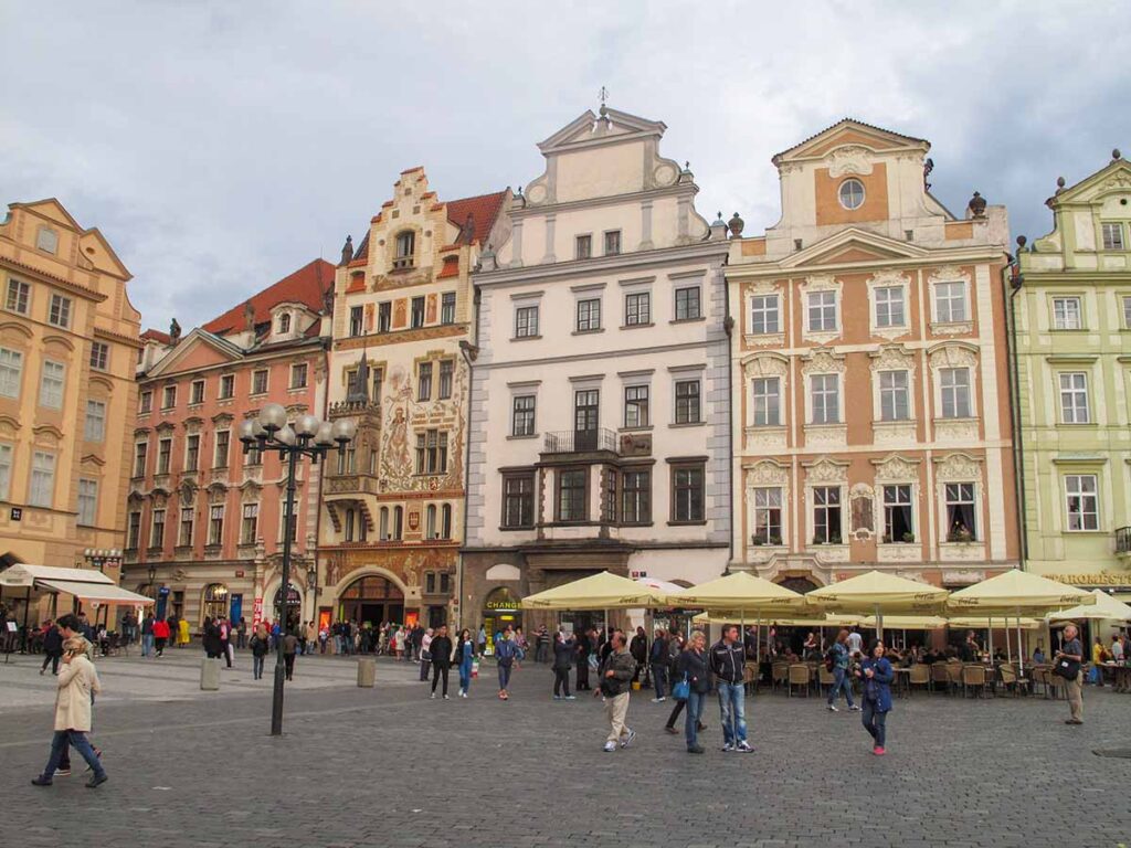 Południowa strona Rynku Staromiejskiego. Od lewej: Dom Sixtów (2), Dom Storchów (16), a dwa domy dalej nr 18 – „U Kamiennego Stołu”