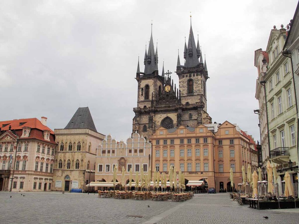 Strona południowa. Od lewej do prawej: Pałac Kinskich, Dom pod Dzwonem, Szkoła Tyn, Kościół Matki Boskiej nad Tynem