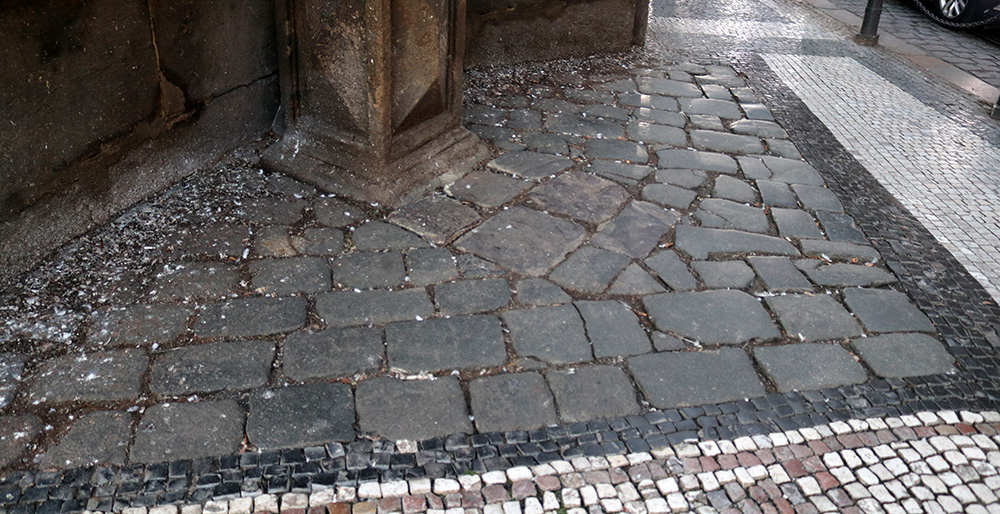 Бруківка Юдитиного мосту біля Вінарського стовпа